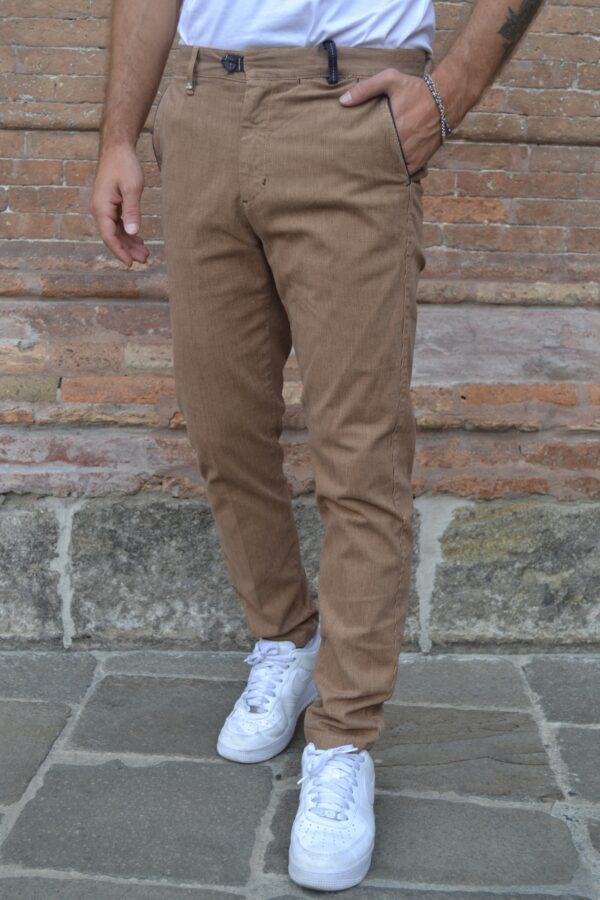 CHINOS SLIM CON DETTAGLI A CONTRASTO BERNA