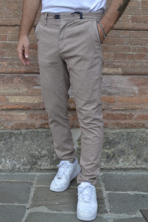 CHINOS SLIM CON DETTAGLI A CONTRASTO BERNA